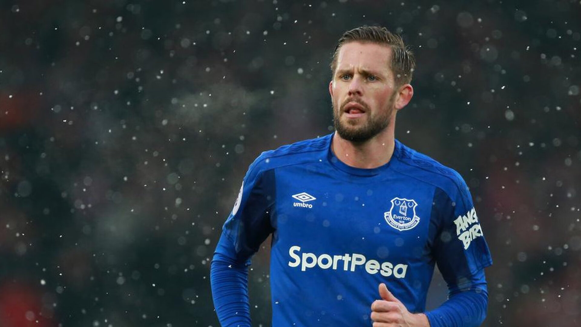 _球迷全场助威:场边欢呼声此起彼伏_,球场球迷喊的什么